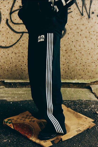 BLACK LOUNGE AROUND SWEATS